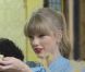 La chanteuse Taylor Swift dans une boulangerie pour le tournage de son nouveau clip à Paris, le 1er octobre 2012.