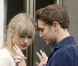 Taylor Swift en charmante compagnie sur le tournage de son nouveau clip à Paris, le 1er octobre 2012.