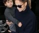 Jennifer Lopez sort de son hôtel avec son fils, Max, à Paris, le 2 octobre 2012