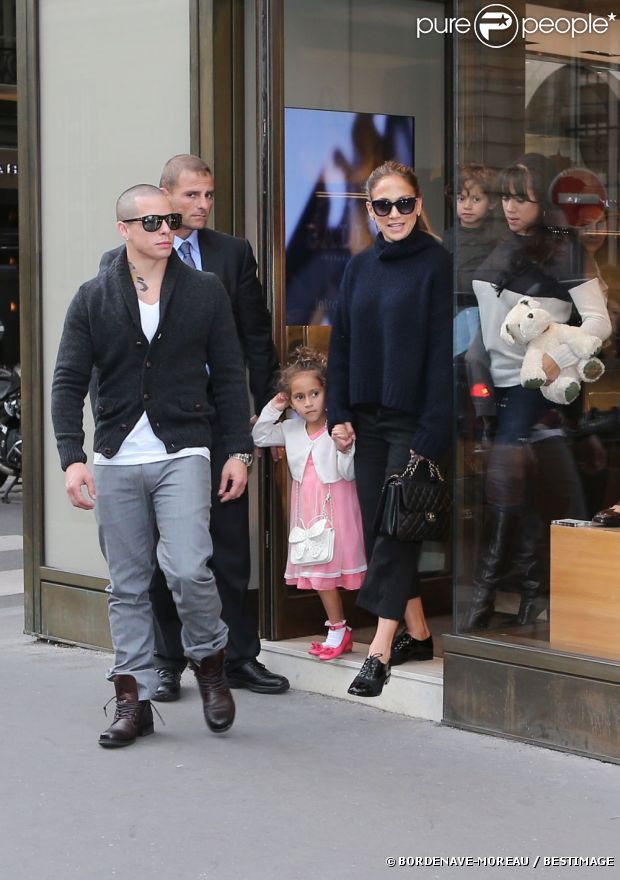 Jennifer Lopez fait un peu de shopping dans les rues de Paris le 2 octobre 2012