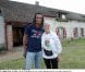  Yannick Noah et sa maman Marie-Claire lors de la présentation d'une maison de l'association Enfants de la terre à Mittainville le 17 septembre 2003 