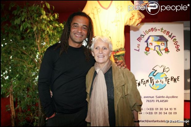 Yannick Noah et sa maman Marie-Claire lors d'une conférence de presse pour Les enfants de la terre à Paris le 21 avril 2005