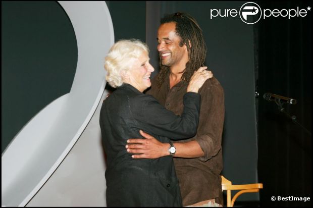 Yannick et Marie-Claire Noah lors des Prix Clarins de la Femme Dynamisante au théâtre de la comédie des Champs Elysées à Paris le 18 mai 2006