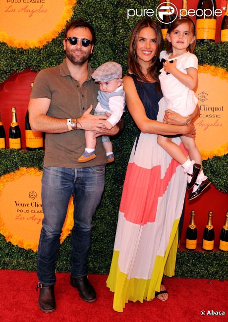 Alessandra Ambrosio en famille lors du 3e Veuve Clicquot Polo Classic annuel, à Los Angeles, le 6 octobre 2012