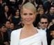 Gwyneth Paltrow portait une robe blanche à cape Tom Ford lors de la 84e cérémonie des Oscars. Los Angeles, le 26 février 2012.