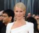 Gwyneth Paltrow portait une robe blanche à cape Tom Ford lors de la 84e cérémonie des Oscars. Los Angeles, le 26 février 2012.