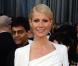 Gwyneth Paltrow portait une robe blanche à cape Tom Ford lors de la 84e cérémonie des Oscars. Los Angeles, le 26 février 2012.