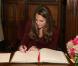 Kate Middleton et le prince William étaient les invités de l'Honorable Société du Middle Temple, une des quatre  Inns of Court , à Londres, le 8 octobre 2012, pour rencontrer des lauréats des bourses royales et inaugurer celle à leur nom.
