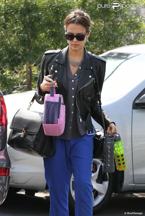 Jessica Alba à Santa Monica arrive à ses bureaux le 9 octobre 2012 dans un look rock et stylé