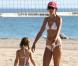 Exclusif - Alessandra Ambrosio et sa fille Anja, duo en bikinis sur la plage. Malibu, le 14 octobre 2012.