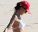 Exclusif - Alessandra Ambrosio, une footballeuse douée sur la plage à Malibu. Le 14 octobre 2012.