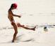 Exclusif - Alessandra Ambrosio, une footballeuse douée sur la plage à Malibu. Le 14 octobre 2012.