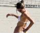 Exclusif - Alessandra Ambrosio, en bikini blanc, se protège du soleil durant son après-midi à la plage. Malibu, le 14 octobre 2012.