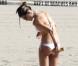 Exclusif - Alessandra Ambrosio, en bikini blanc, se protège du soleil durant son après-midi à la plage. Malibu, le 14 octobre 2012.