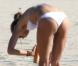 Exclusif - Alessandra Ambrosio, en bikini blanc, se protège du soleil durant son après-midi à la plage. Malibu, le 14 octobre 2012.