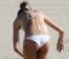 Exclusif - Alessandra Ambrosio, en bikini blanc, se protège du soleil durant son après-midi à la plage. Malibu, le 14 octobre 2012.