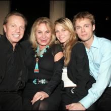 Frank Alamo, sa femme Claudy, sa fille Élodie et son fiancé à Paris le 13 février 2006.
