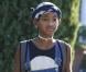  Exclusif - Willow Smith en salopette et bottes noires, se promène à Calabasas avec son chien aux oreilles et pattes teintées en rose. Le 14 octobre 2012. 