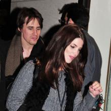 Ashley Greene et Reeve Carney au Rockefeller Center de New York en  novembre 2011.
