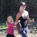 Jennie Garth, sortie avec ses filles et son chien, mais à nouveau célibataire ?