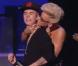 Justin Bieber se fait embrasser de force par Jenny McCarthy, qui lui remet son prix dans la catégorie Album Pock/Rock Préféré lors des American Music Awards. Los Angeles, le 18 novembre 2012.