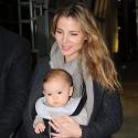 Elsa Pataky porte sa fille India contre son coeur, un visage d'ange irrésistible