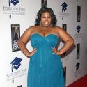 Amber Riley de ''Glee'' joue les divas en boîte de nuit et reste dehors