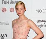 Elle Fanning, une princesse face à Andrea Riseborough et son décolleté étonnant