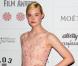 Elle Fanning, une princesse face à Andrea Riseborough et son décolleté étonnant