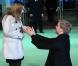 Un homme a fait sa demande en mariage sur le tapis vert de l'avant-première royale de The Hobbit le 12 décembre 2012 à l'Odeon Leicester Square.