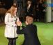 Un homme a fait sa demande en mariage sur le tapis vert de l'avant-première royale de The Hobbit le 12 décembre 2012 à l'Odeon Leicester Square.