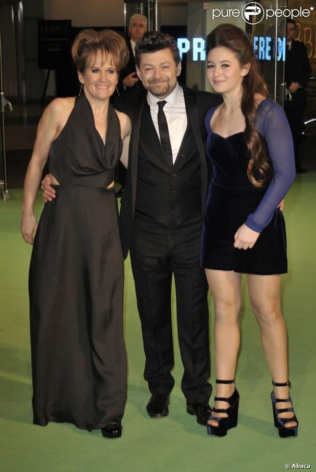 Andy Serkis avec sa femme et sa fille lors de l'avant-première royale de The Hobbit le 12 décembre 2012 à l'Odeon Leicester Square.
