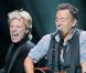 Jon Bon Jovi et Bruce Springsteen lors du concert de soutien aux victimes de l'ouragan Sandy, le 12 décembre 2012 à New York.