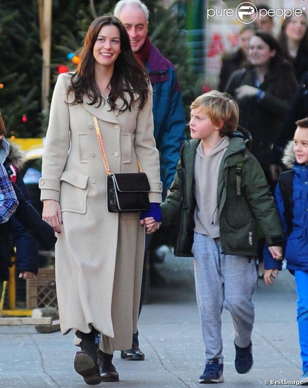 Liv Tyler tient par la main son fils Milo dans les rues de New York, le 14 décembre 2012.