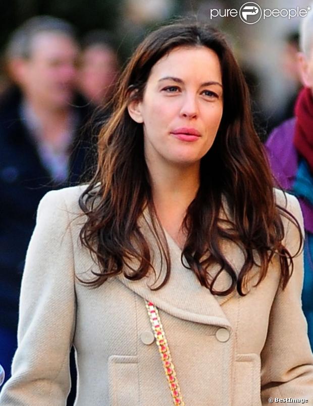 Liv Tyler, toujours aussi sublime à 35 ans, et son fils Milo dans les rues de New York, le 14 décembre 2012.