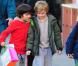Milo, 8 ans, fils de Liv Tyler, et un de ses camarades dans les rues de New York, le 14 décembre 2012.