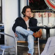 Bronson Pelletier discute avec un ami en terrasse d'un restaurant à West Hollywood, le 18 décembre 2012, quelques heures après son arrestation à l'aéroport de Los Angeles.