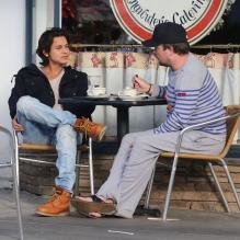 Bronson Pelletier en pleine discussion avec un ami en terrasse d'un restaurant à West Hollywood, le 18 décembre 2012, quelques heures après son arrestation à l'aéroport de Los Angeles.