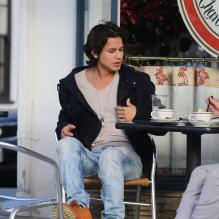Bronson Pelletier déjeune avec un ami en terrasse d'un restaurant à West Hollywood, le 18 décembre 2012, quelques heures après son arrestation à l'aéroport de Los Angeles.