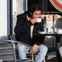Bronson Pelletier boit un café à West Hollywood, le 18 décembre 2012, quelques heures après son arrestation à l'aéroport de Los Angeles.