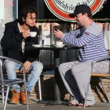 Bronson Pelletier déjeune avec son ami à West Hollywood, le 18 décembre 2012.