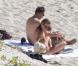 Kate Moss et Jamie Hince se détendent en amoureux sur une plage à Saint-Barthélémy le 19 decembre 2012