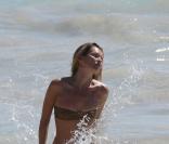 Kate Moss : Sirène à la plage et amoureuse folle de son mari sur le sable chaud