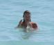 Kate Moss et Jamie Hince se détendent sur une plage à Saint-Barthélémy le 19 decembre 2012