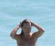 Kate Moss se rafraîchit à Saint-Barthélémy le 19 decembre 2012