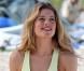 Doutzen Kroes en pleine séance photo sur une plage à Saint-Barthélemy, le 15 décembre 2012.