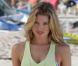 Doutzen Kroes en pleine séance photo sur une plage à Saint-Barthélemy, le 15 décembre 2012.