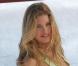 Doutzen Kroes en pleine séance photo sur une plage à Saint-Barthélemy, le 15 décembre 2012.