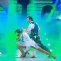 Danse avec les stars : Philippe Candeloro embrasse Sandrine Quétier sous le gui