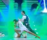 Danse avec les stars : Philippe Candeloro embrasse Sandrine Quétier sous le gui